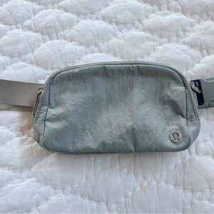 NEW Lululemon Everywhere Belt Bag - Light Grey Seal Crinkle